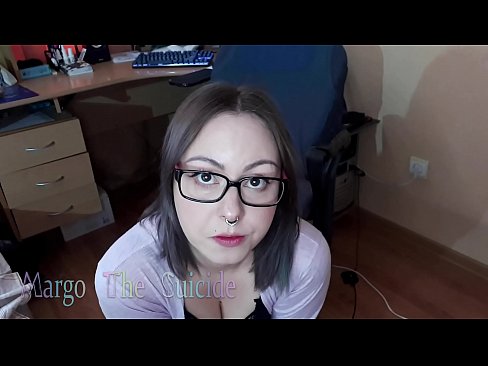 ❤️ Ragazza sexy con gli occhiali succhia il dildo profondamente sulla macchina fotografica ❤️❌ Porno fatto in casaal it.niceporn.ru ️❤